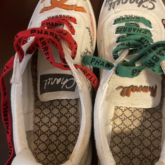 CHANEL Pharrell Graffiti Low-Top Sneakers Printed Canvas White, Multicolor. - Picture 11 of 14